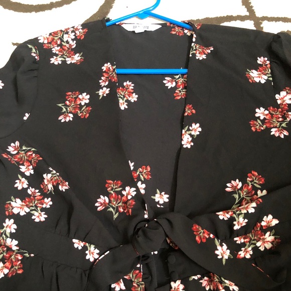 BB Dakota Bell Sleeve Blouse. Size Large. V neck. Tie front with two buttons. - Picture 2 of 4